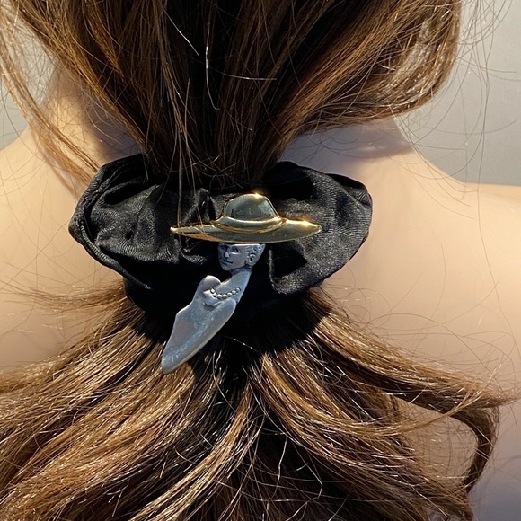 Plumo Canada Lady Pin Brooch Gold And Silver Toned Unisex - Picture 8 of 9